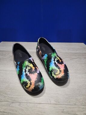 Crocs Women’s Dual Comfort Tie Dye Size 9 Nursing \ Pro Slip Resistant Shoes